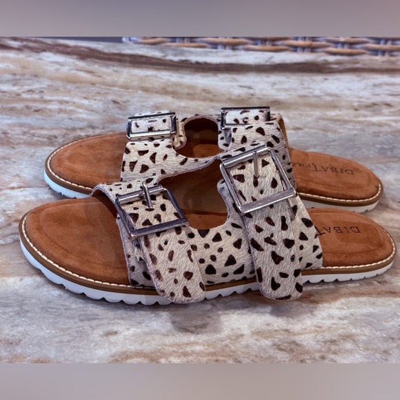 Women’s DIBA TRUE white/black cow hair buckle sandals. - Picture 5 of 7